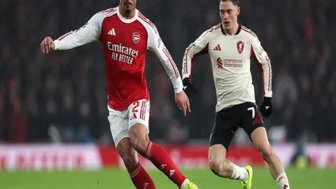 篮球盛宴：快船与黄蜂巅峰对决，揭秘战局背后的战术解析！